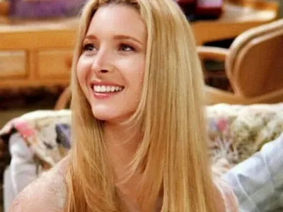 Na primeira temporada qual a mania da Phoebe é apontada como irritante?